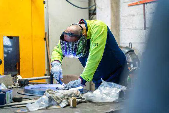 Un soudeur de MRI Industries au travail sur une pièce métallique dans l'atelier de chaudronnerie